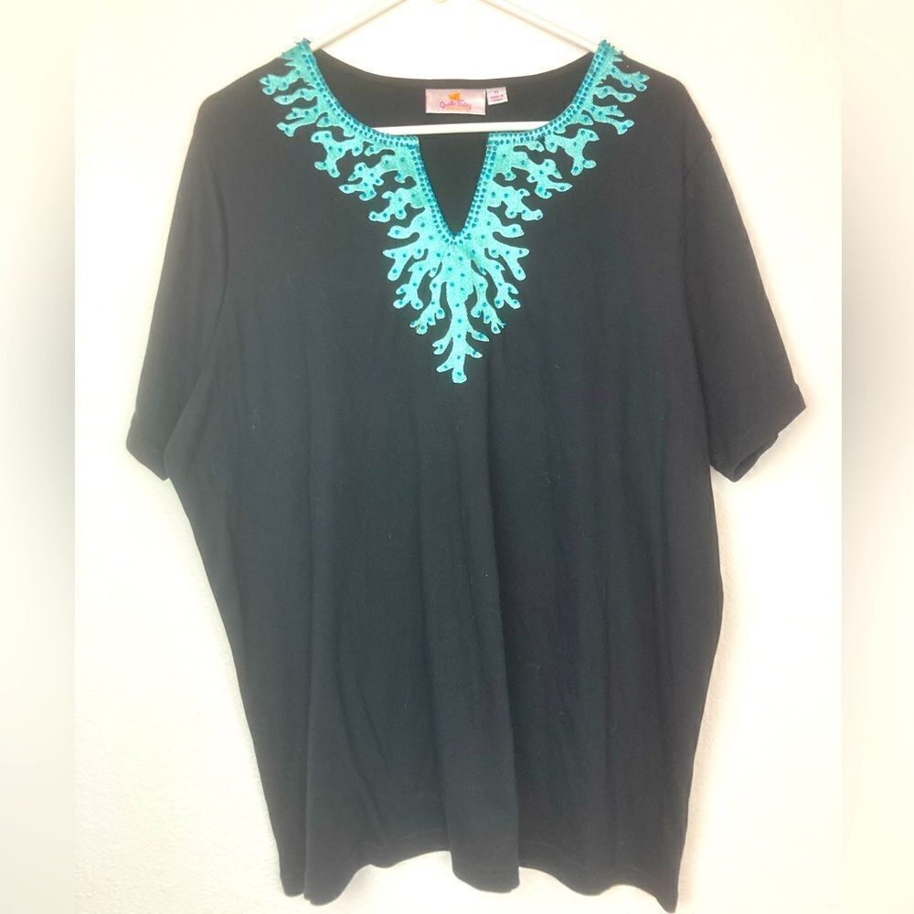 Quacker Factory NWOT knit top w/ velvet sea plantโApplique and beading